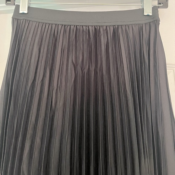 Black Pleated Maxi Skirt - Picture 4 of 6